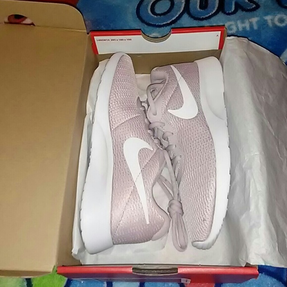 NIB Womens Nike Tanjun - Picture 5 of 8